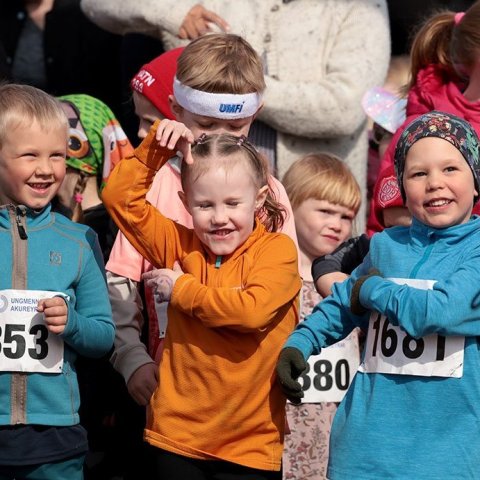 1. maí hlaup UFA 2024 - Hitað var upp undir stjórn Unnars Vilhjálmssonar. Mynd: Skapti Hallgrímsson