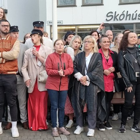 Þótt ekki væri nein formleg skemmtun á Ráðhústorgi að kvöldi 17. júní héldu MA-ingar í þá skemmtilegu hefð að nýstúdentar gerðu sér ferð úr veislu í Íþróttahöllinni og komu marserandi að torginu. Þar sungu þeir nokkur lög og dönsuðu við undirleik Jóns Jós