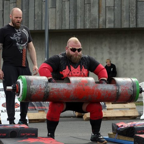 Kristján Sindri Níelsson í drumbalyftu þar sem hann sigraði