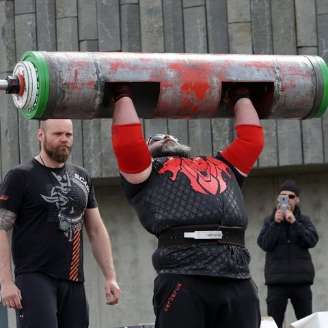 Kristján Sindri Níelsson í drumbalyftu þar sem hann sigraði