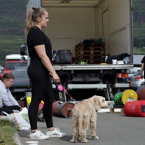 Keppnin „Aflraunameistari Íslands“ – Guðrún Lilja Fossdal, systir Sigfúsar sigurvegara, fylgdist grannt með keppninni