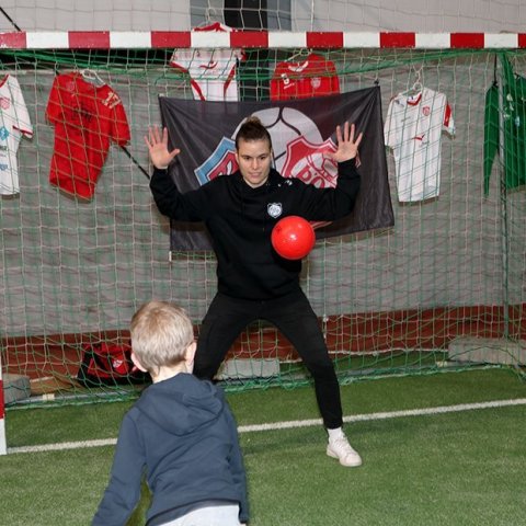 80 ára afmælishátíð ÍBA – Íþróttafélagið Þór. Ungir handboltaáhugamenn fengu að skjóta á Mateu Lonac markvörð handboltaliðs KA/Þórs. Mynd: Skapti Hallgrímsson