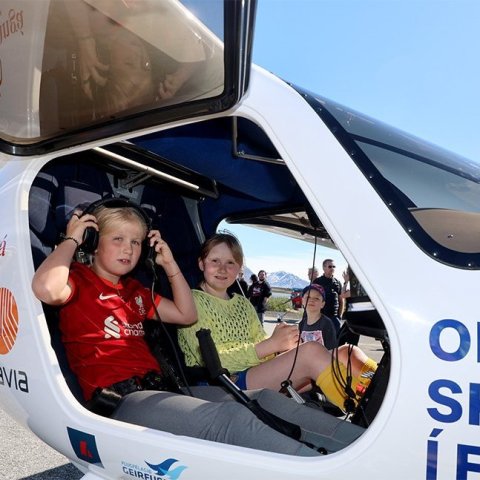 Rafmagnsflugvélin skoðuð, sú fyrsta sem tekur á loft á Akureyri. Flugdagur Flugsafns Íslands 2024. Ljósmynd: © Þorgeir Baldursson