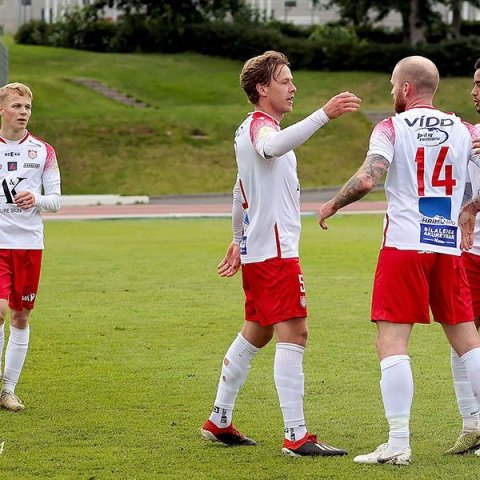 Jöfnunarmarki Vilhelms Ottós fagnað. Frá vinstri: Kristófer Kristjánsson, Birkir Heimisson, Aron Einar og Marc Rochester Sörensen. Mynd: Þórir Ó. Tryggvason