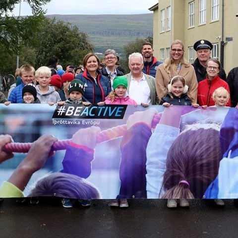 Göngum í skólann – Nemendur og starfsmenn Brekkuskóla, fulltrúar ÍSÍ, Akureyrarbæjar og lögreglunnar áður en lagt var af stað í gönguferð.