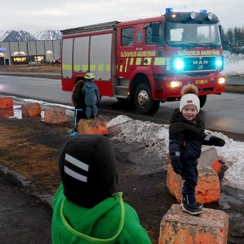 112 dagurinn - hópakstur um Akureyri með forgangsljós kveikt. Mynd: Skapti Hallgrímsson