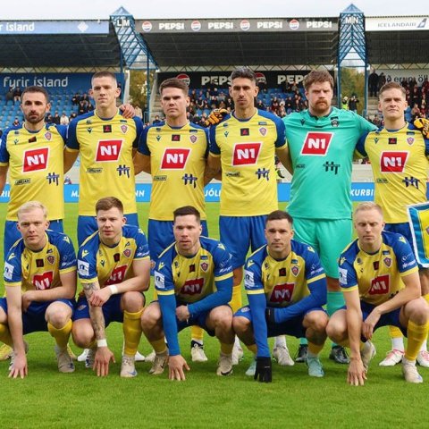 KA bikarmeistari í knattspyrnu 2024. Byrjunarliðið í úrslitaleiknum, aftari röð frá vinstri: Darko Bulatovic, Hans Viktor Guðmundsson, Viðar Örn Kjartansson, Rodrigo Gomes, Steinþór Már Auðunsson og Ívar Örn Árnason. Fremri röð frá vinstri: Bjarni Aðalste