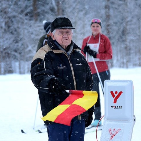 Hermann Sigtryggsson ræsti keppendur í fyrstu skíðagöngukeppninni í nafni Súlur Vertical í Kjarnaskógi. Mynd: Skapti Hallgrímsson