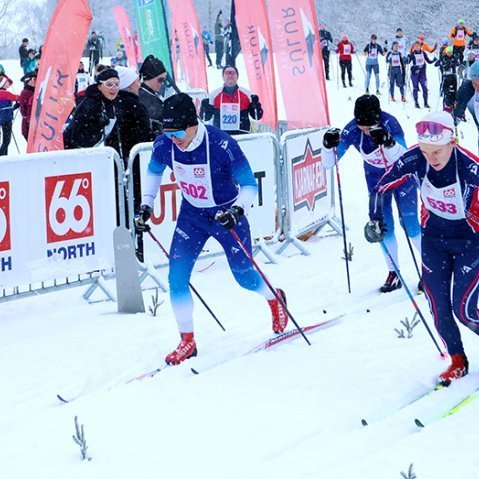 Keppendur í Byl, 24 km göngunni, leggja af stað. Lengst til vinstri er Gísli Einar Árnason, sem varð í öðru sæti, og Stefán Þór Birkisson, sem varð fjórði, er fyrir miðri mynd númer 533. Mynd: Skapti Hallgrímsson